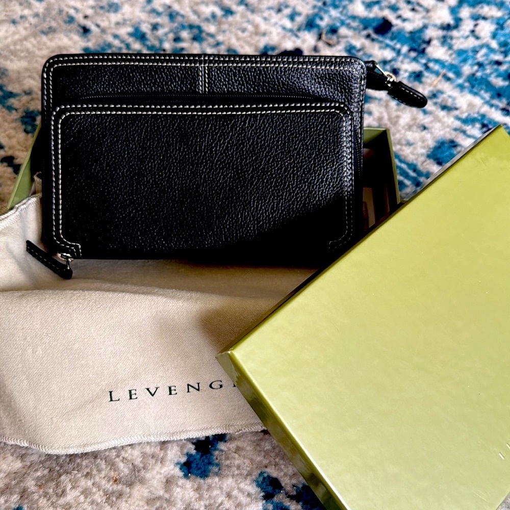 NWOT Levenger Large Wallet